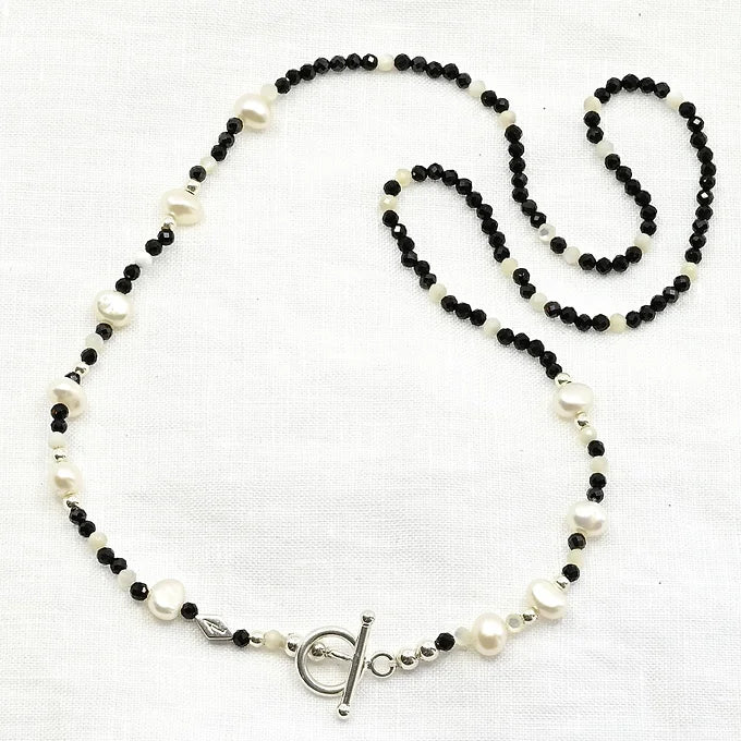 Necklace with black and white beads 